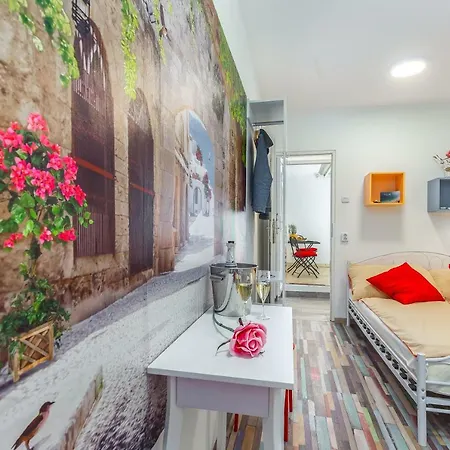 Center With Terrace *